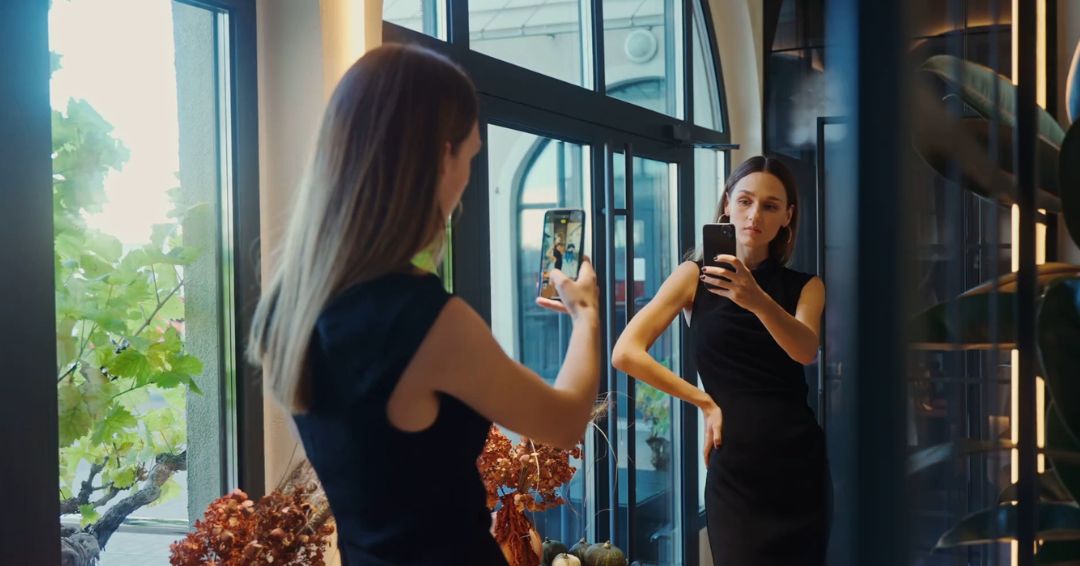 Ogledala ne samo da reflektuju svetlost — ona brišu granice prostora