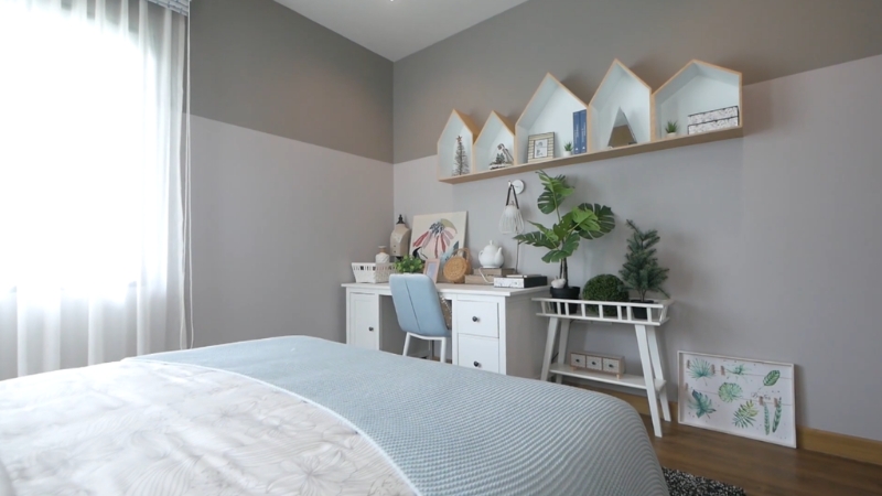 Mala spavaća soba sa svetlim zidovima, radnim stolom i biljkama
